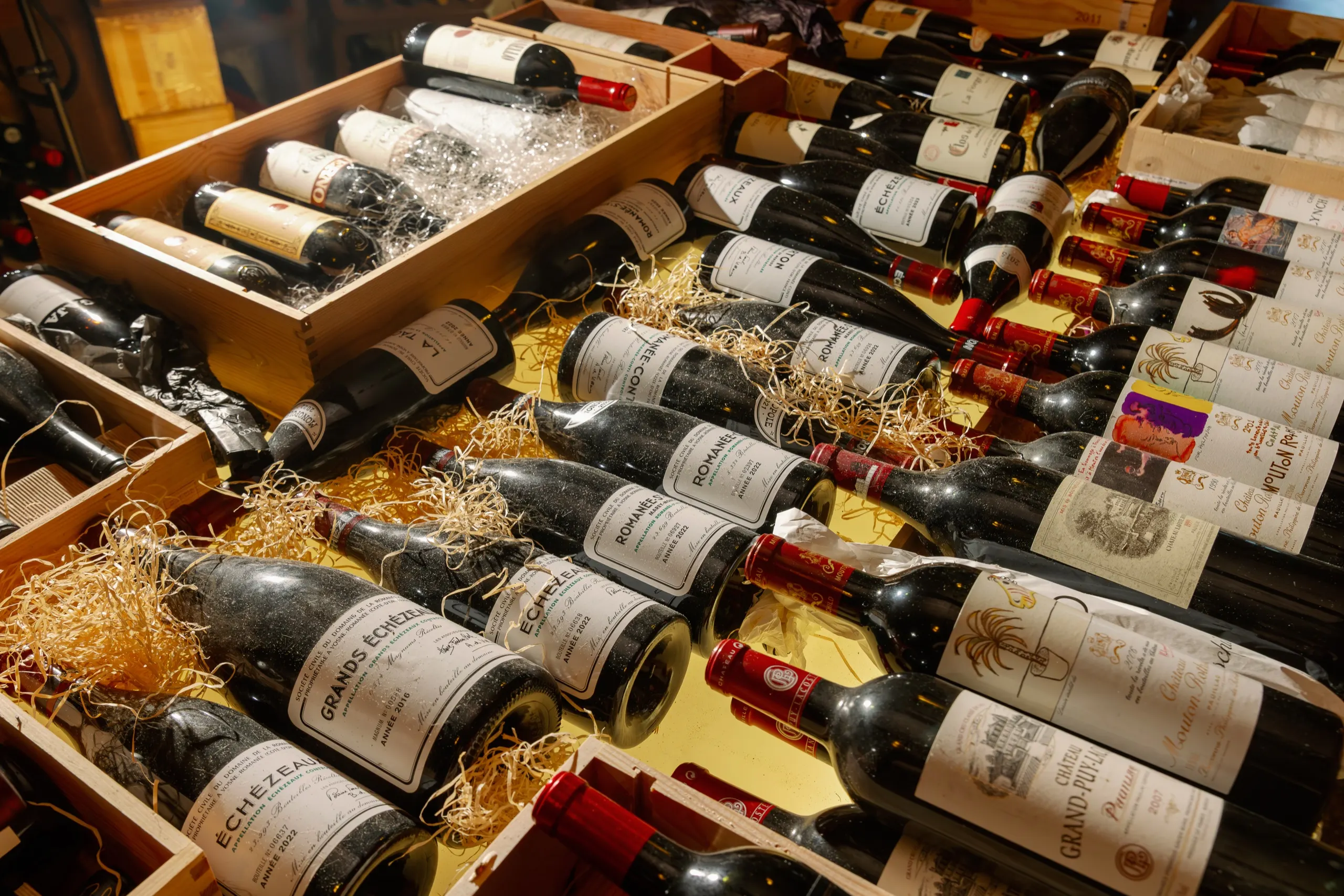 La cantina di Tabla con casse di bottiglie pregiate