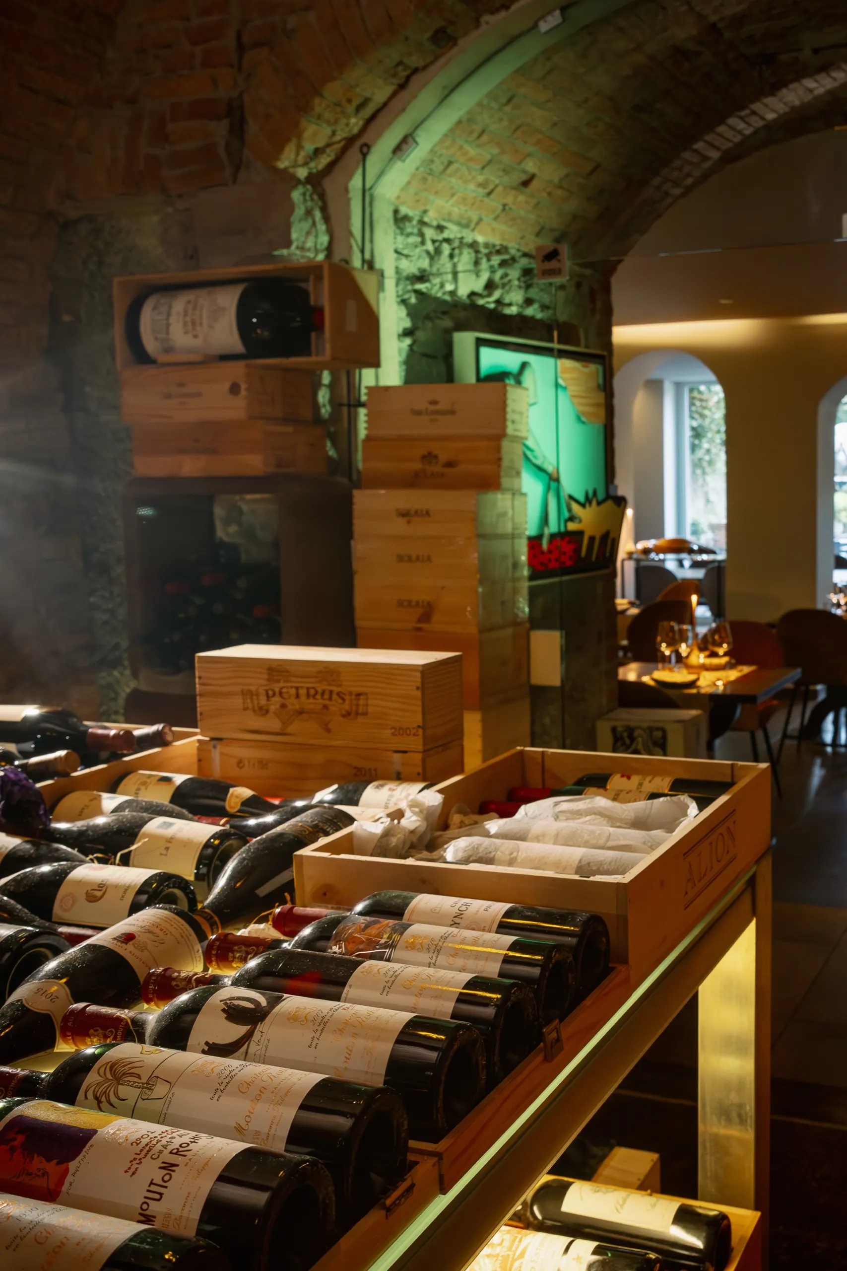 La cantina di Tabla con le casse di bottiglie sotto le volte