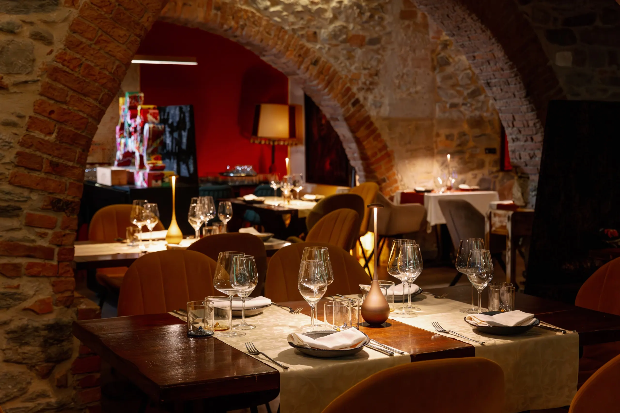 Sala con volte in mattoni e tavoli apparecchiati